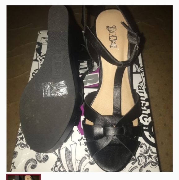 Shoes - Picture 3 of 4